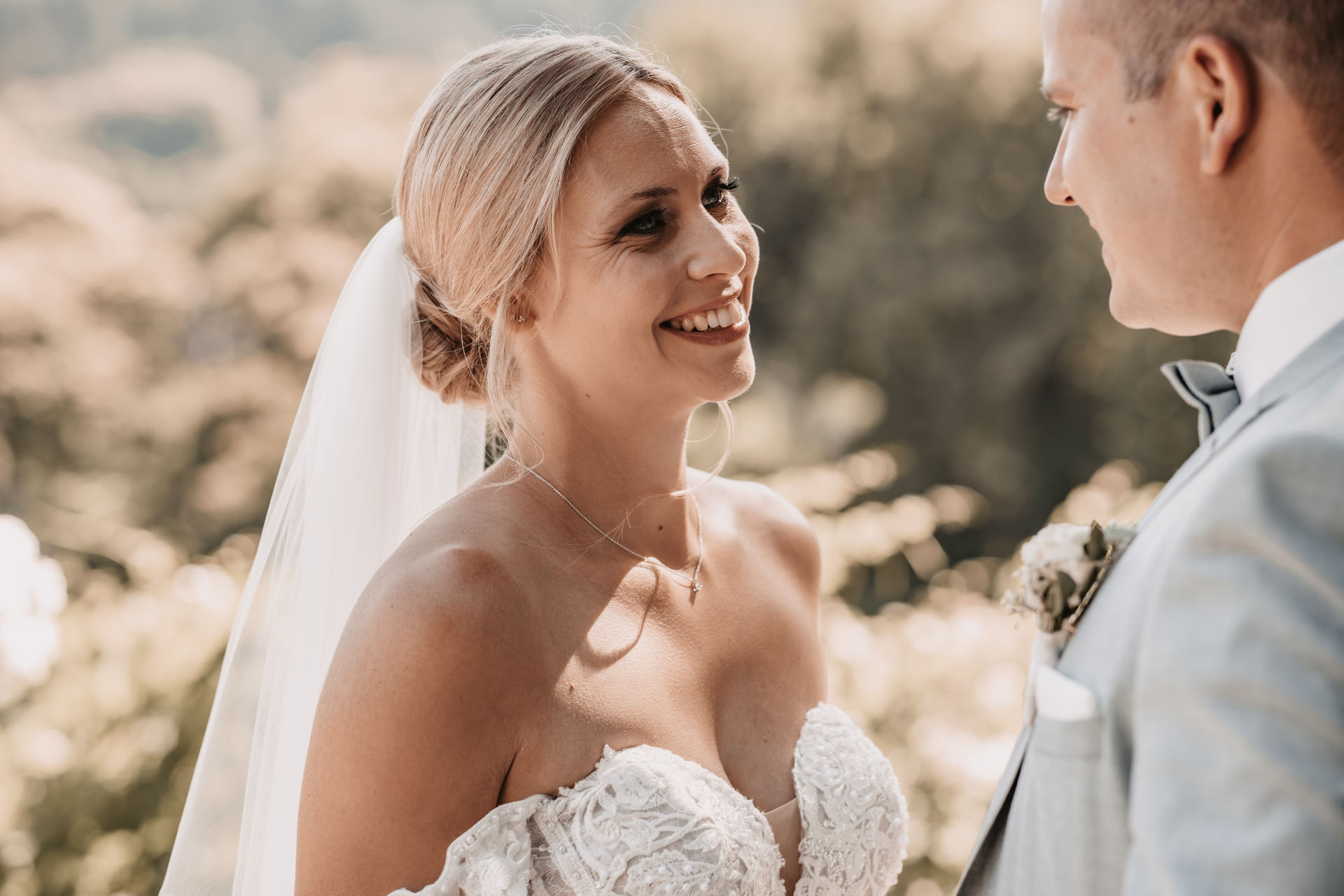 13 - 20230623-DSC02703 Strahlende Braut im Spitzenkleid lächelt ihren Bräutigam während der Trauung liebevoll an – emotionaler Moment in der Hochzeitsfotografie in Bühl und Umgebung.