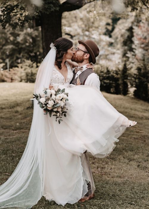 Pakete Preise5 Fotografie Preise für Hochzeitsfotografie – romantischer Moment mit Brautpaar im Grünen